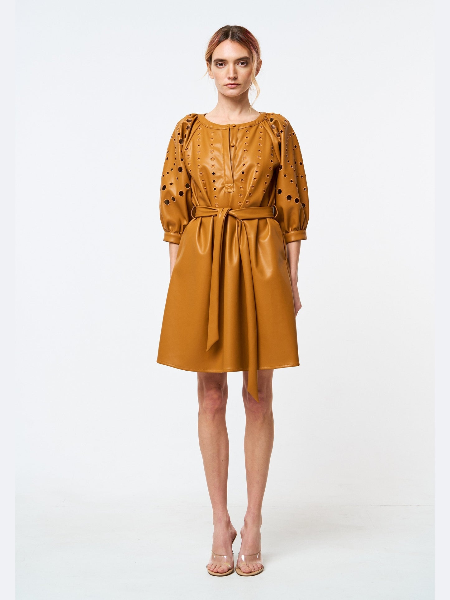 Vestido camisero de piel sintética con bordado calado de KINNA