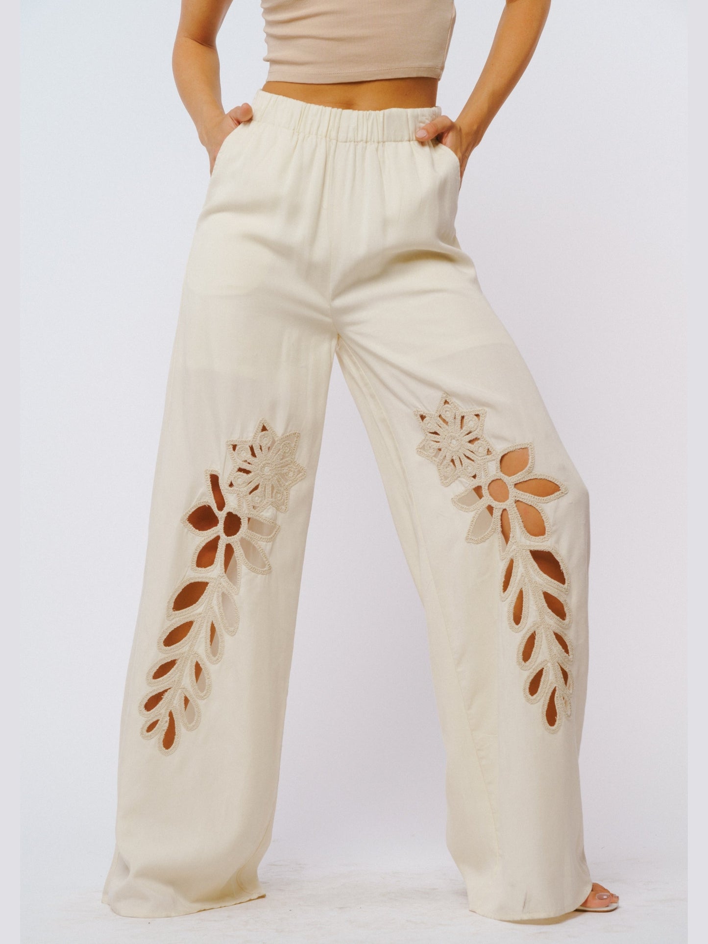 Pantalones bordados con calados Braydi