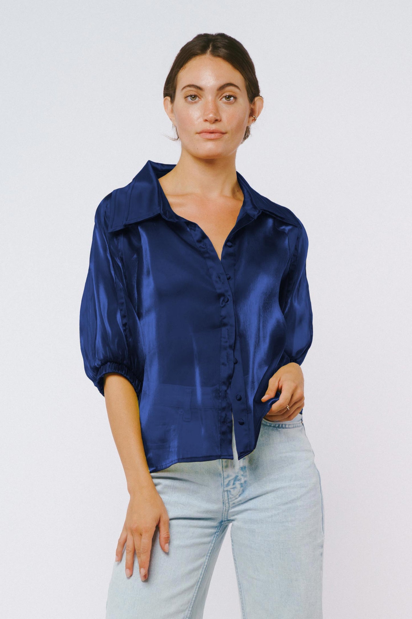 Blusa con mangas de obispo bordadas de Ginnie