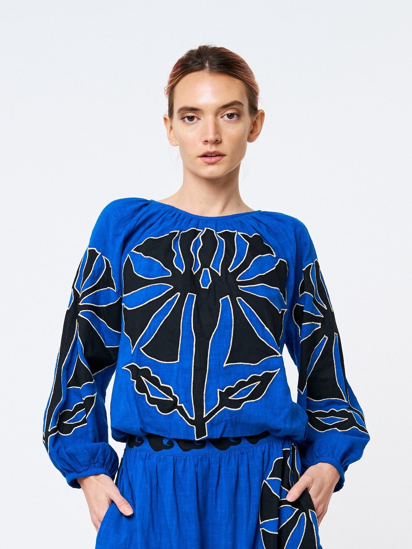 Blusa con mangas de obispo bordadas de Ginnie