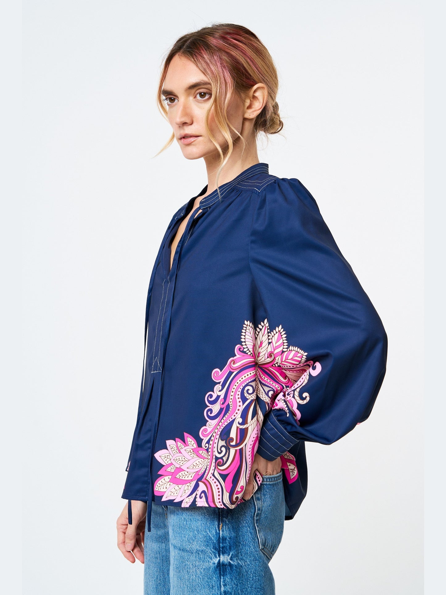 Blusa con mangas de obispo bordadas de Ginnie