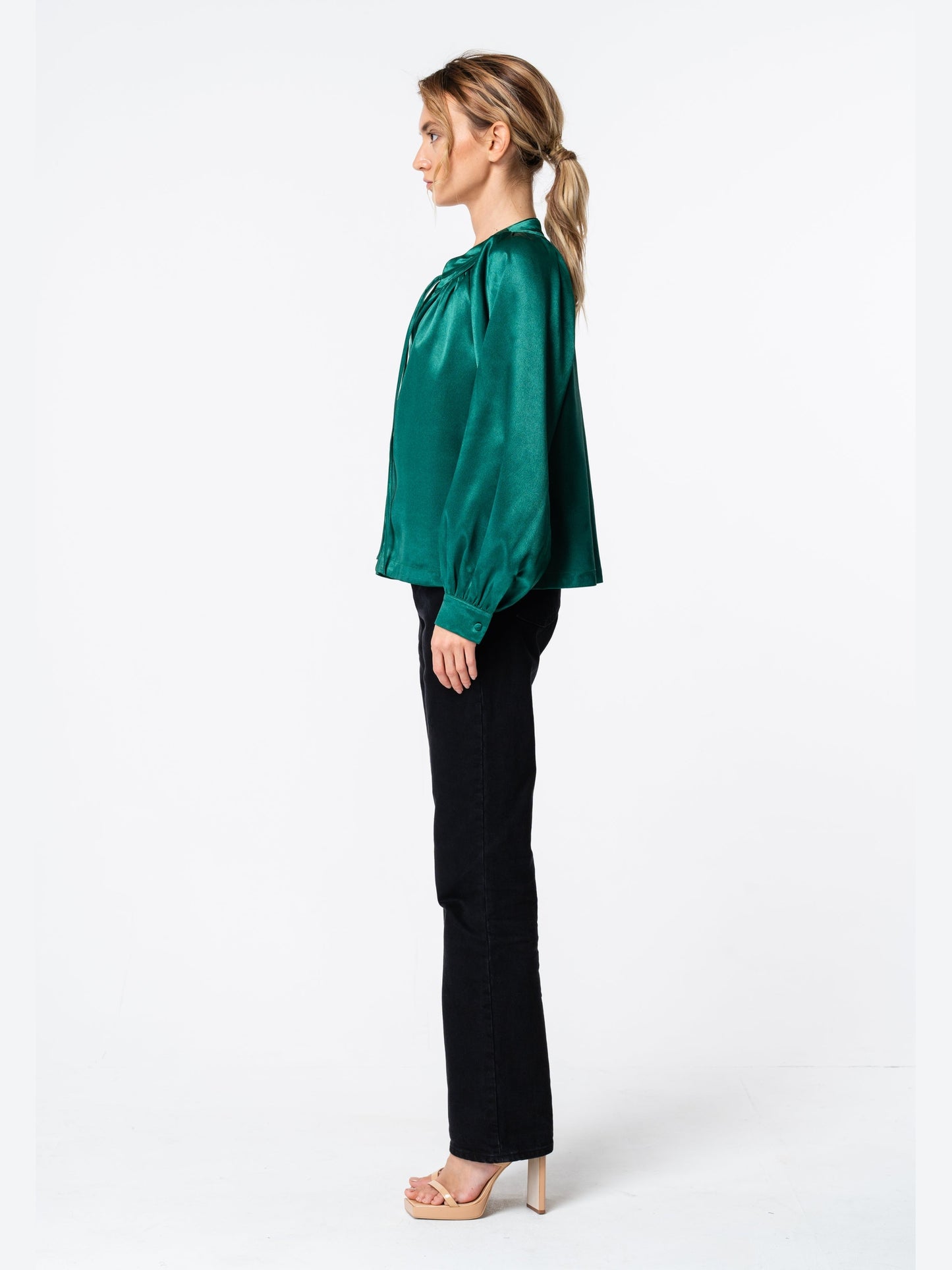 Blusa con mangas de obispo bordadas de Ginnie