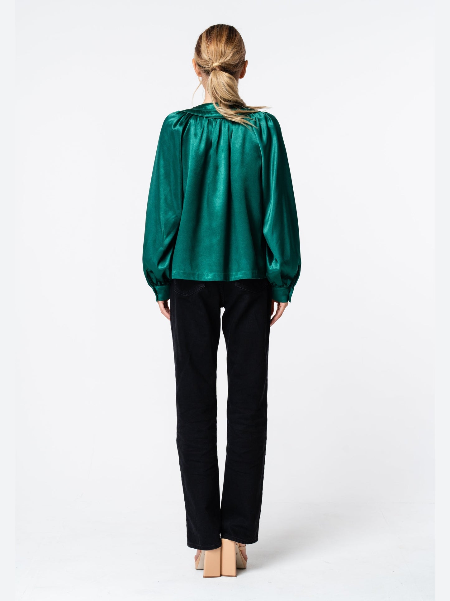 Blusa con mangas de obispo bordadas de Ginnie