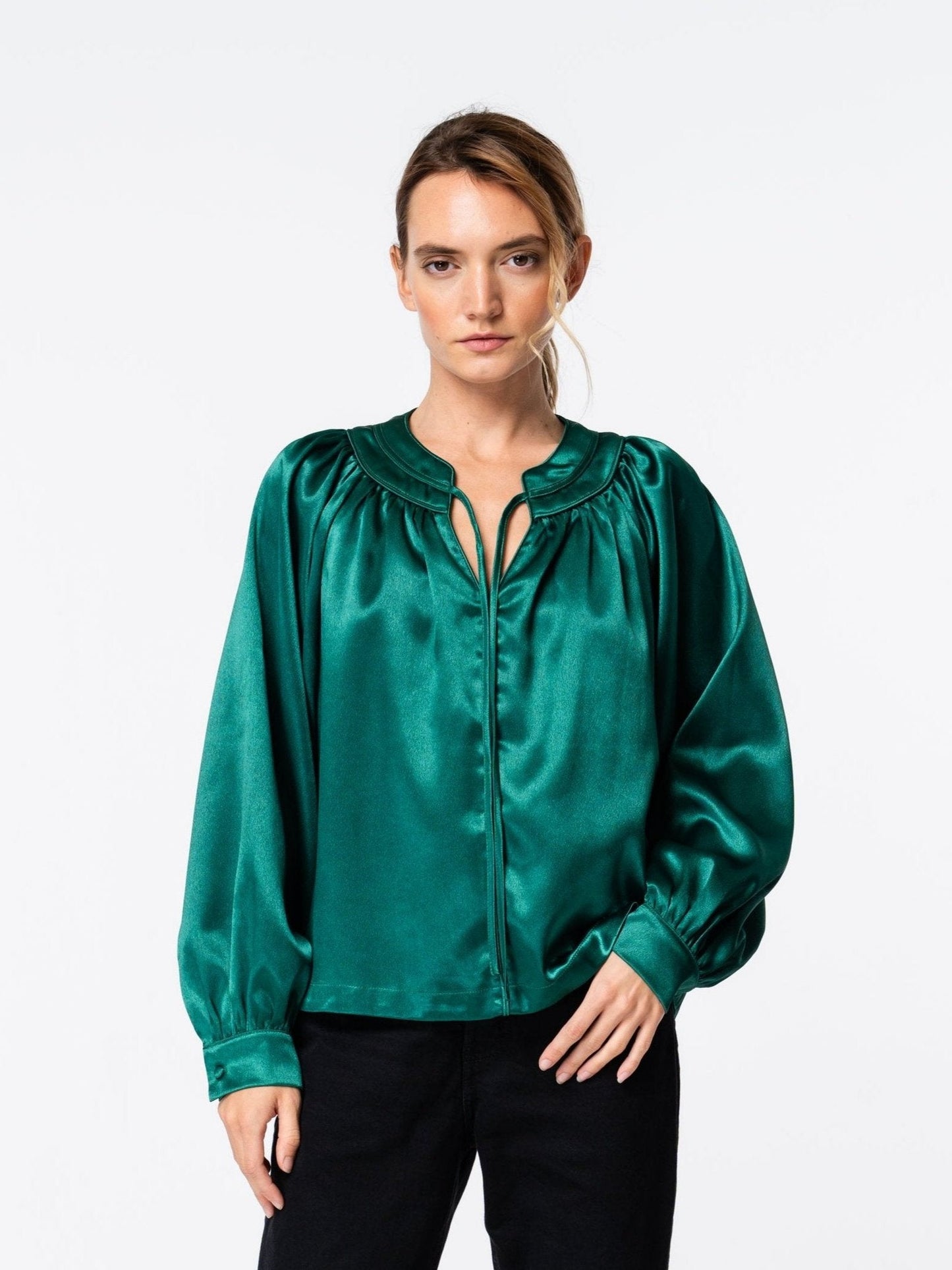 Blusa con mangas de obispo bordadas de Ginnie