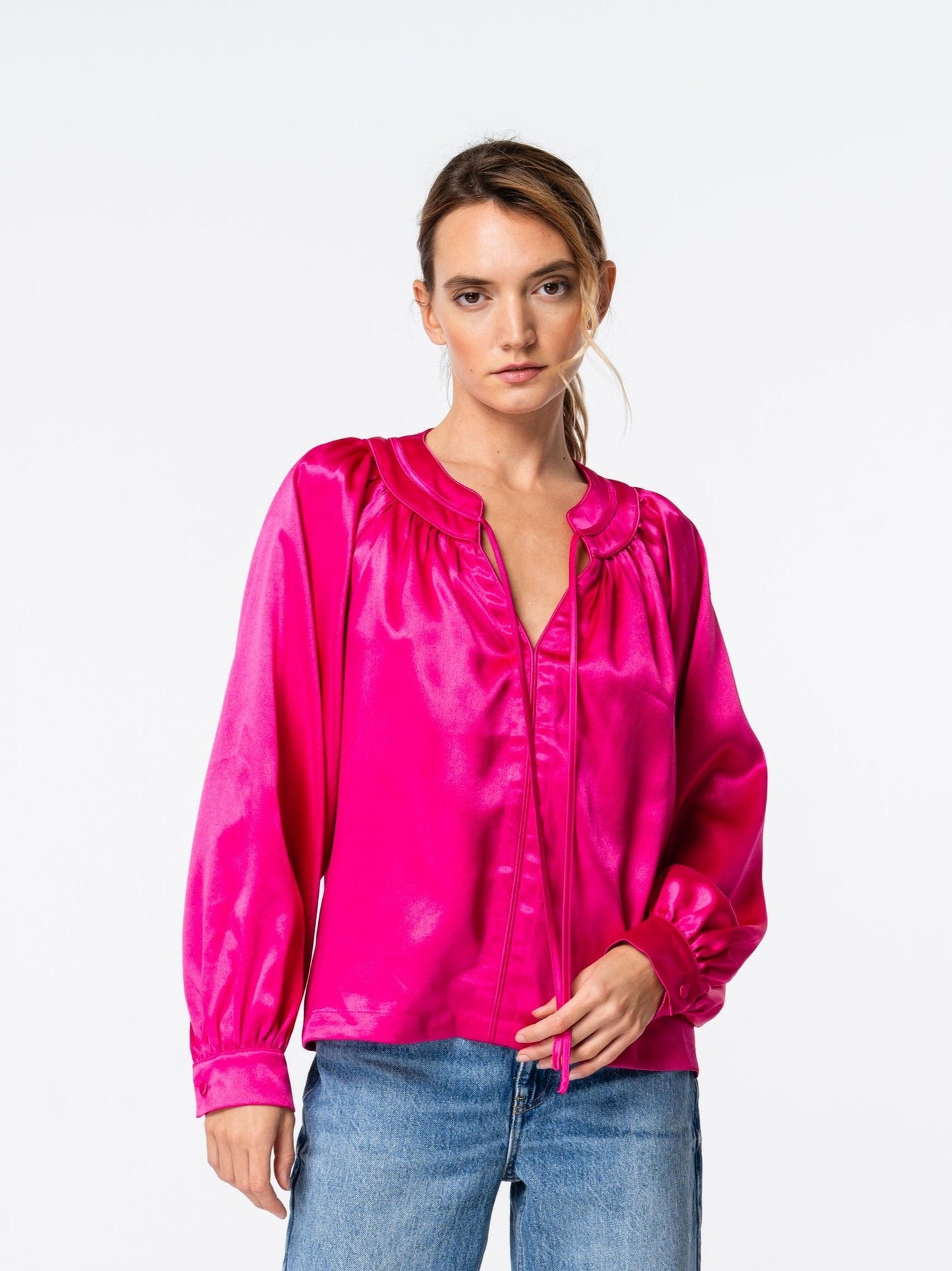 Blusa con mangas de obispo bordadas de Ginnie