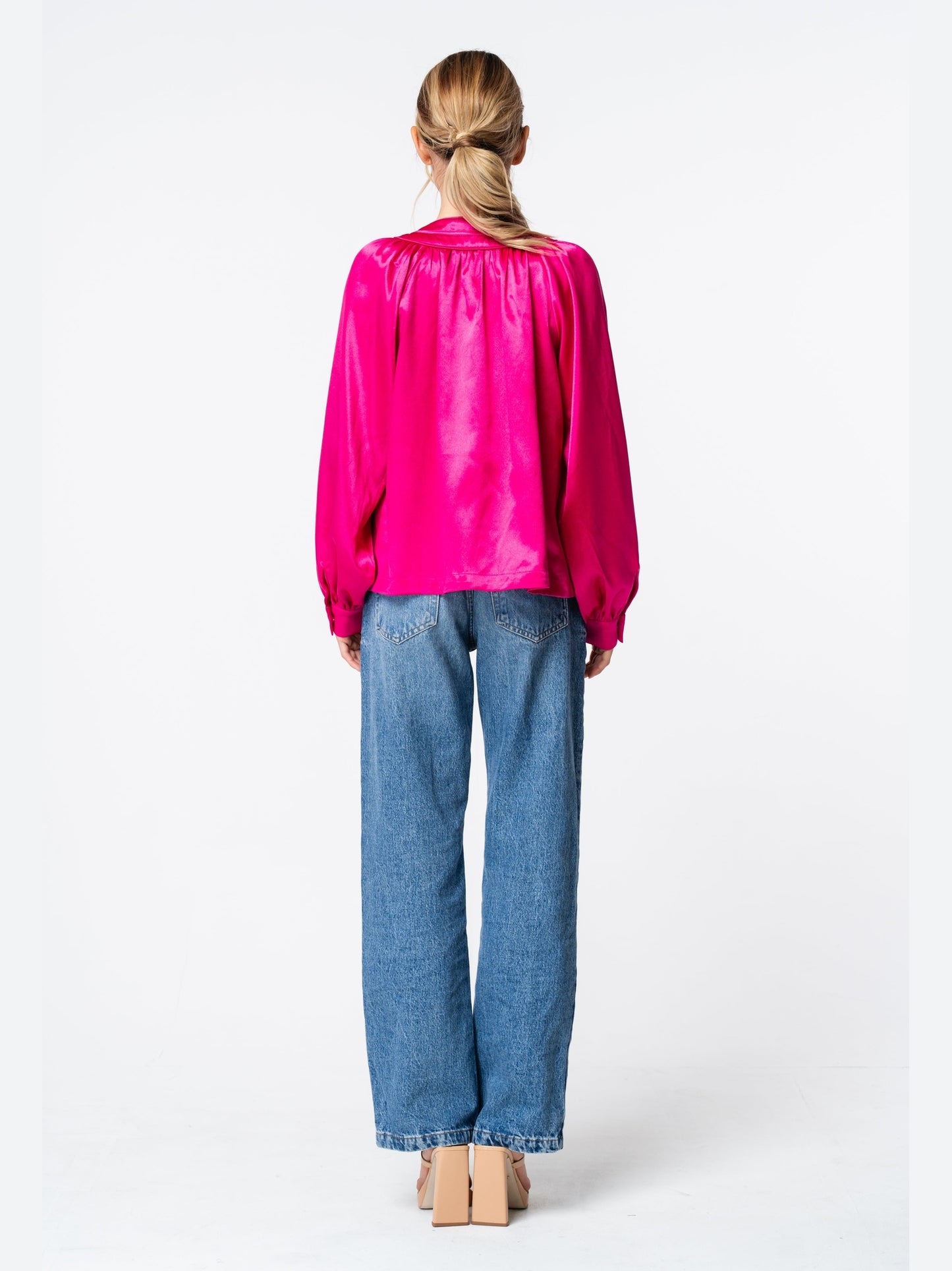 Blusa con mangas de obispo bordadas de Ginnie