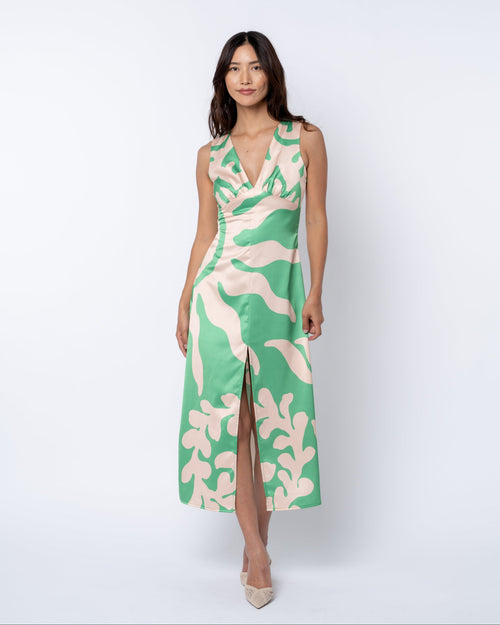 Cargar la imagen 1 en la vista de la galería. Woman wearing a green and beige patterned dress on a white background