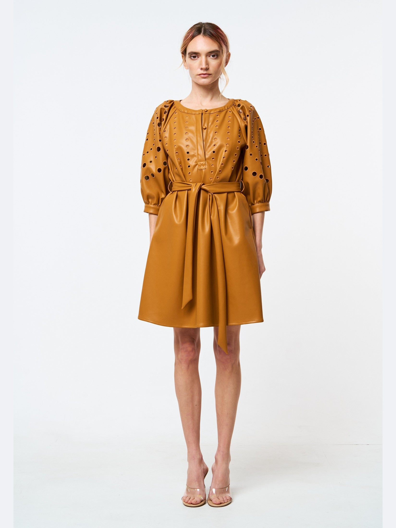 Vestido camisero de piel sintética con bordado calado de KINNA