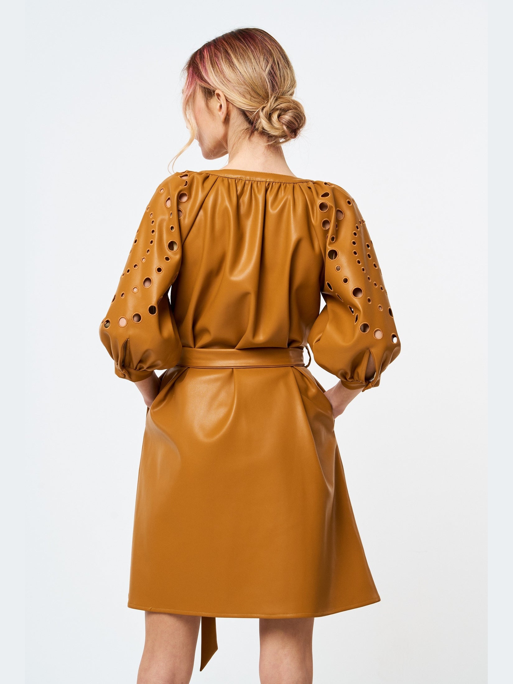 Vestido camisero de piel sintética con bordado calado de KINNA