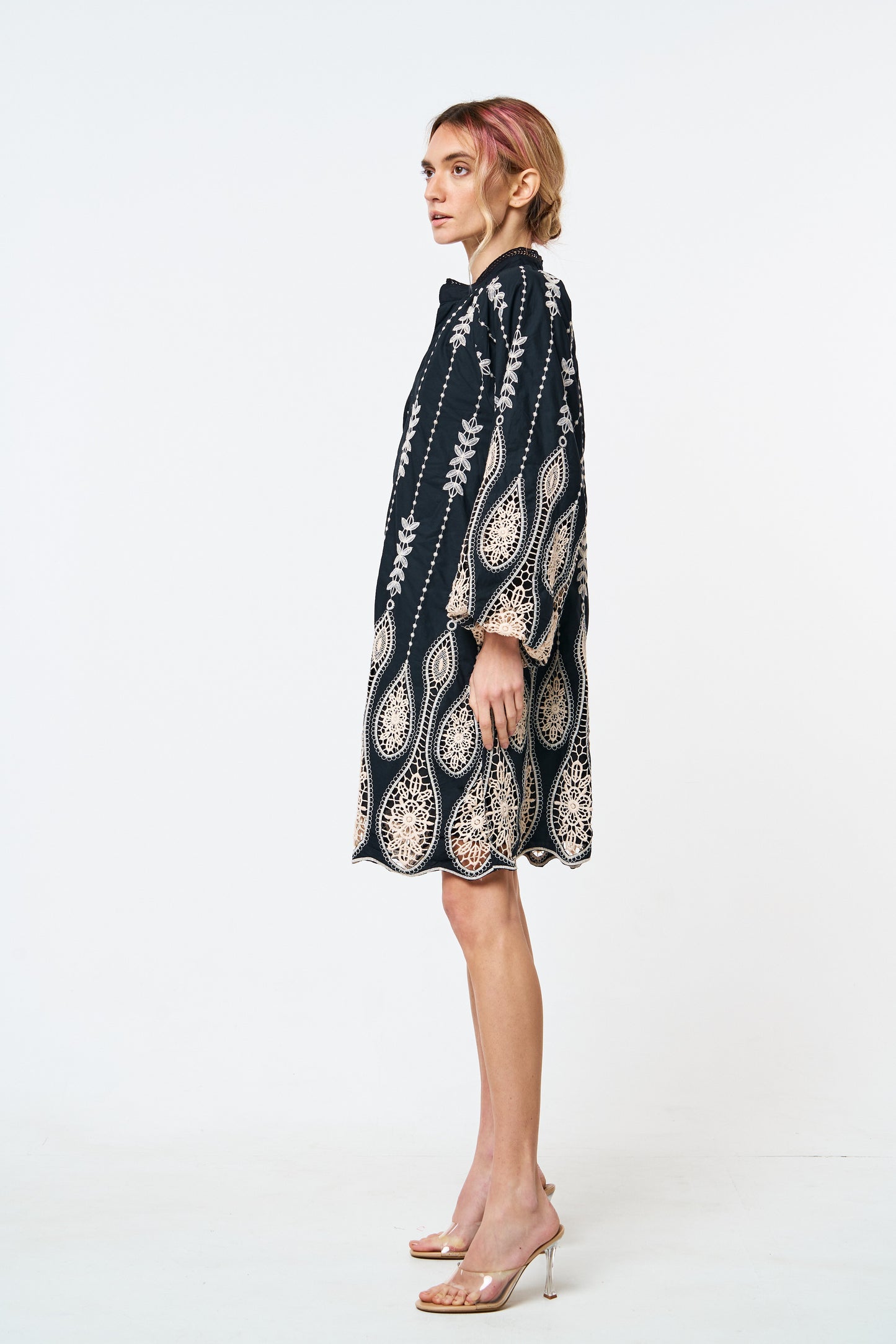Vestido mini con bordados y gotas de Dianna