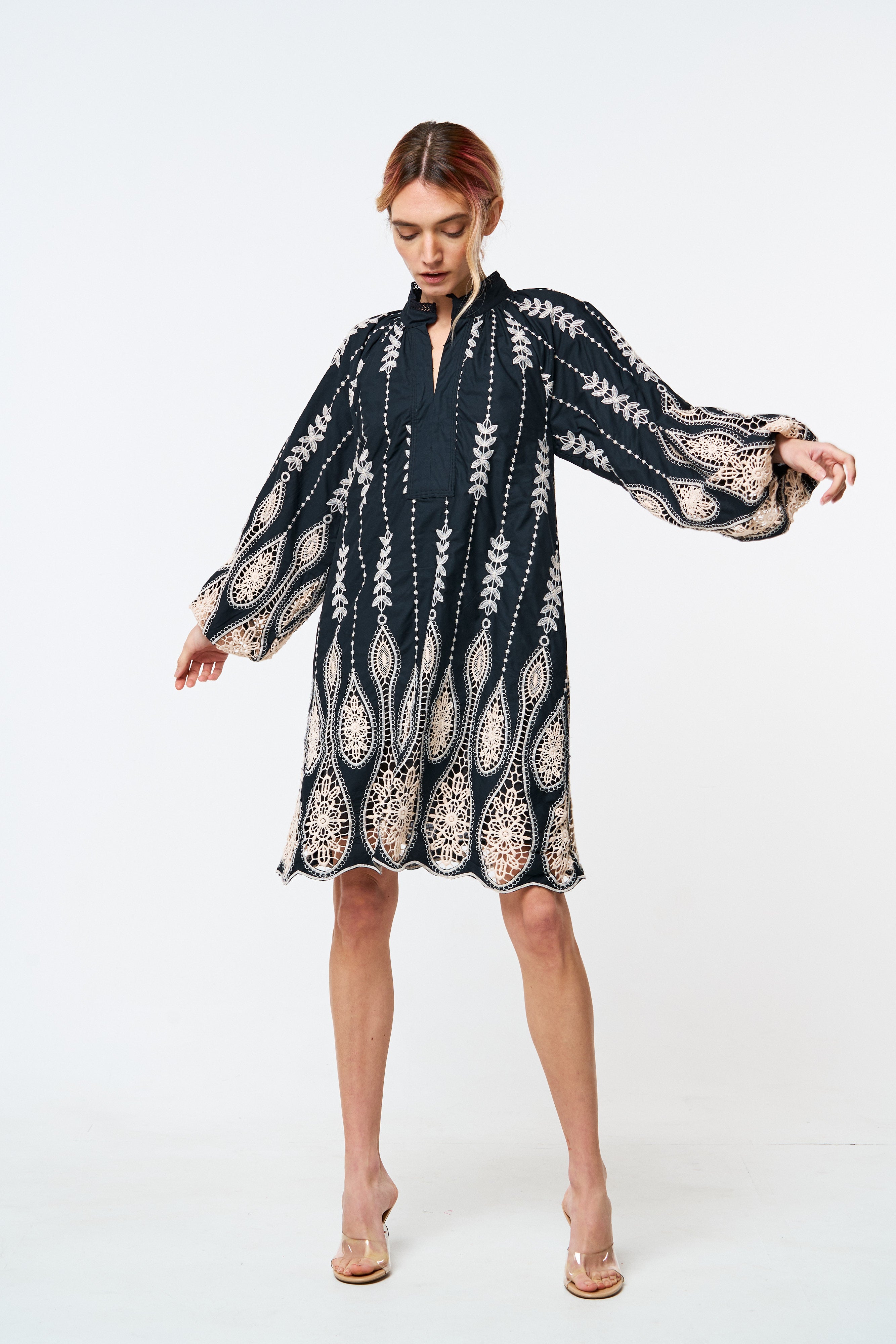 Vestido mini con bordados y gotas de Dianna