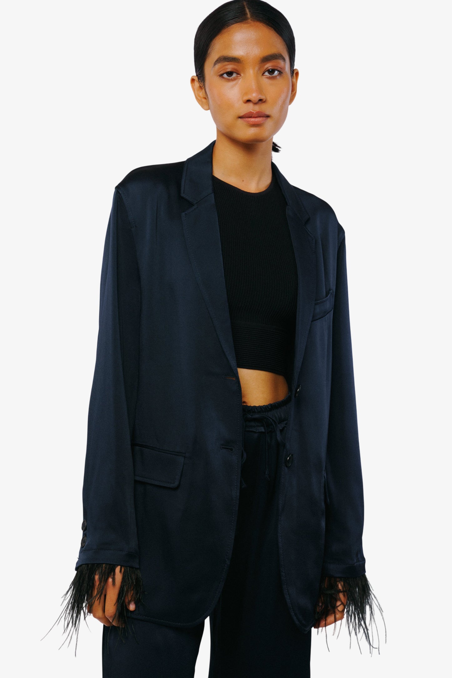 Chaqueta de satén con ribete de plumas de Giada