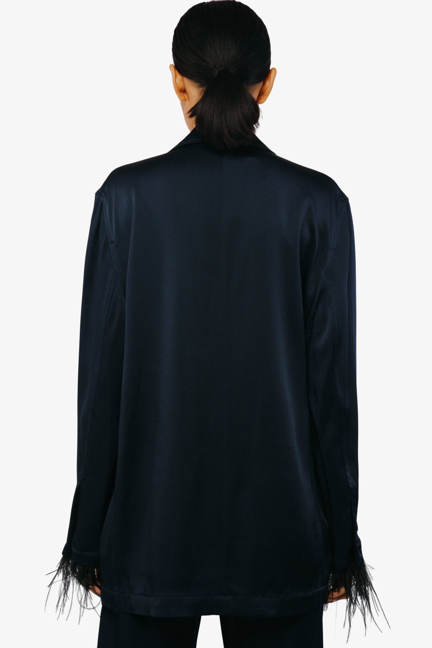 Chaqueta de satén con ribete de plumas de Giada