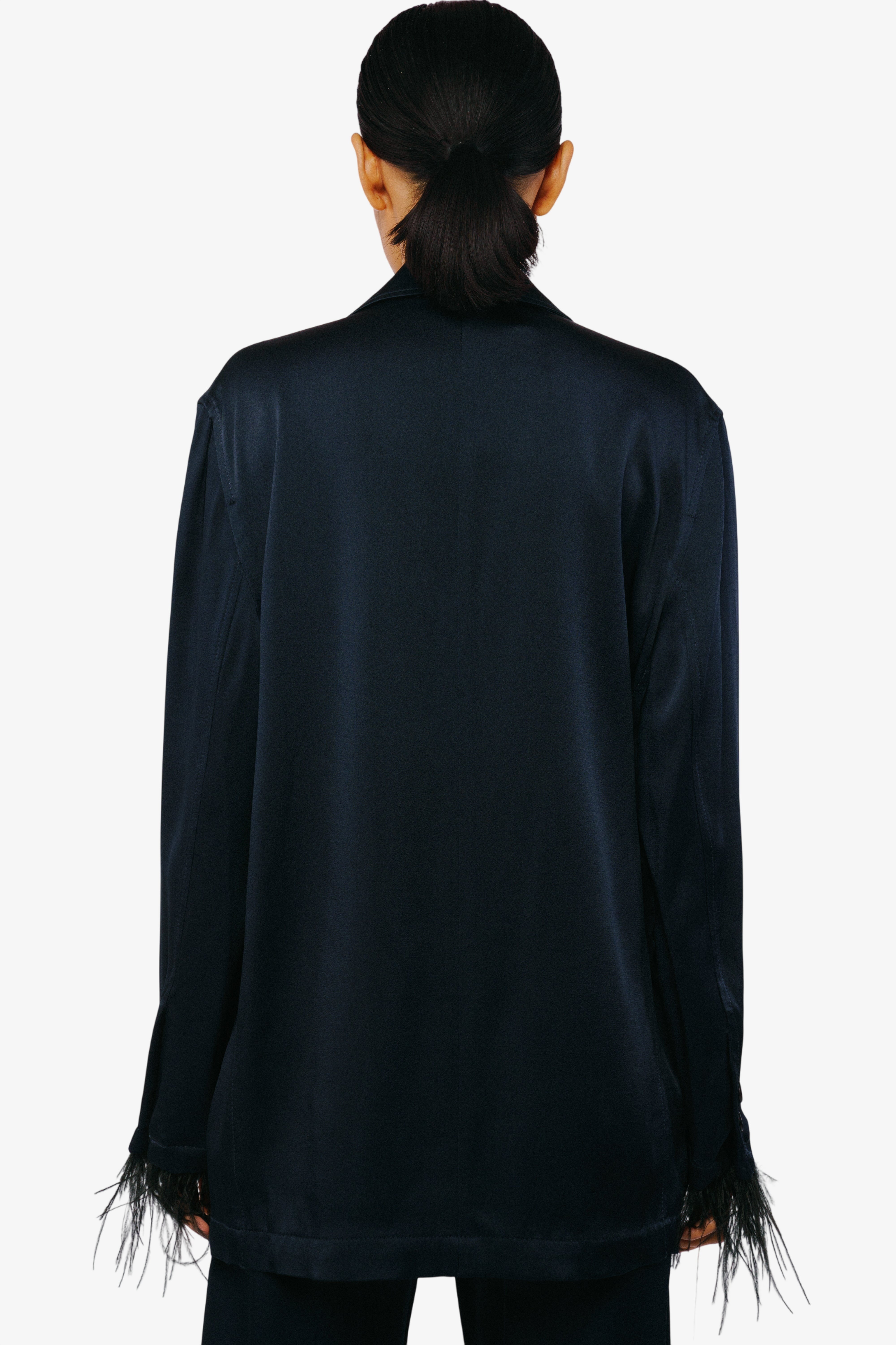 Chaqueta de satén con ribete de plumas de Giada