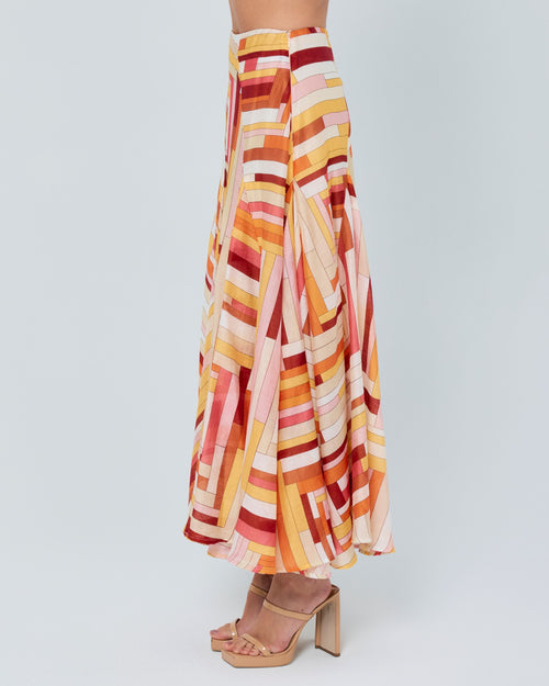 Cargar la imagen 1 en la vista de la galería. Woman wearing a colorful striped outfit on a white background