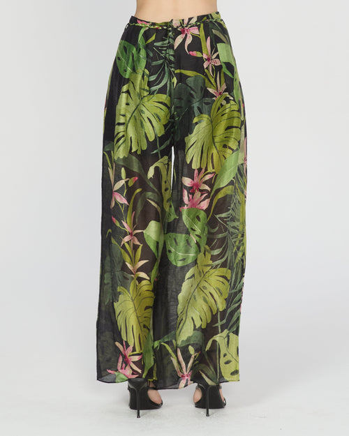 Cargar la imagen 1 en la vista de la galería. Person wearing a tropical leaf patterned outfit on a white background