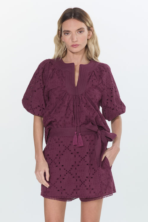 Cargar la imagen 1 en la vista de la galería. Delphi Embroidered Eyelet Puff Sleeve Top