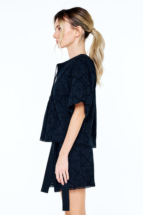 Cargar la imagen 1 en la vista de la galería. Delphi Embroidered Eyelet Puff Sleeve Top