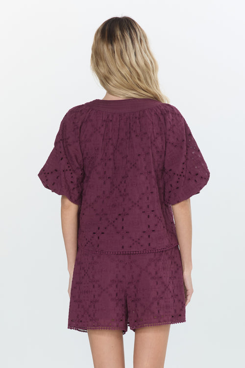 Cargar la imagen 1 en la vista de la galería. Delphi Embroidered Eyelet Puff Sleeve Top