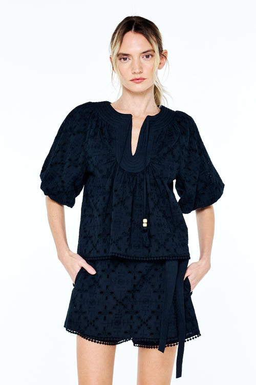 Cargar la imagen 1 en la vista de la galería. Delphi Embroidered Eyelet Puff Sleeve Top