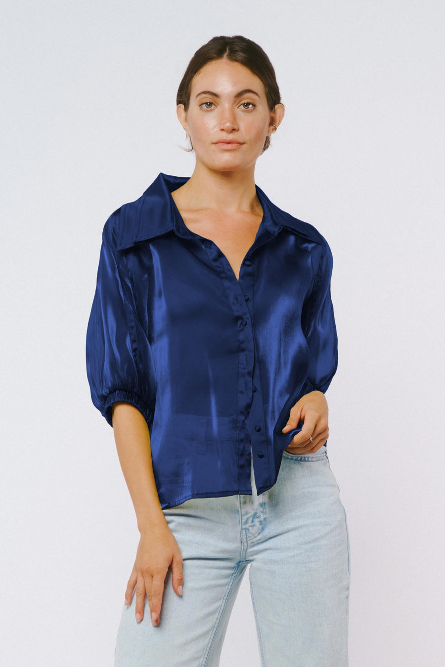 Blusa con mangas de obispo bordadas de Ginnie 