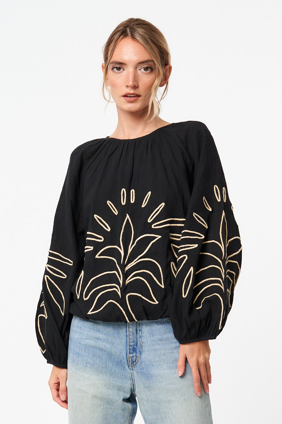Blusa con mangas de obispo bordadas de Ginnie 