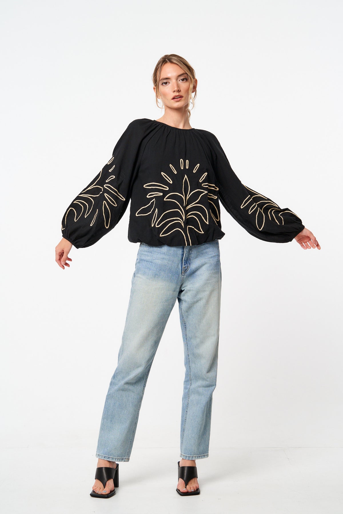 Blusa con mangas de obispo bordadas de Ginnie 