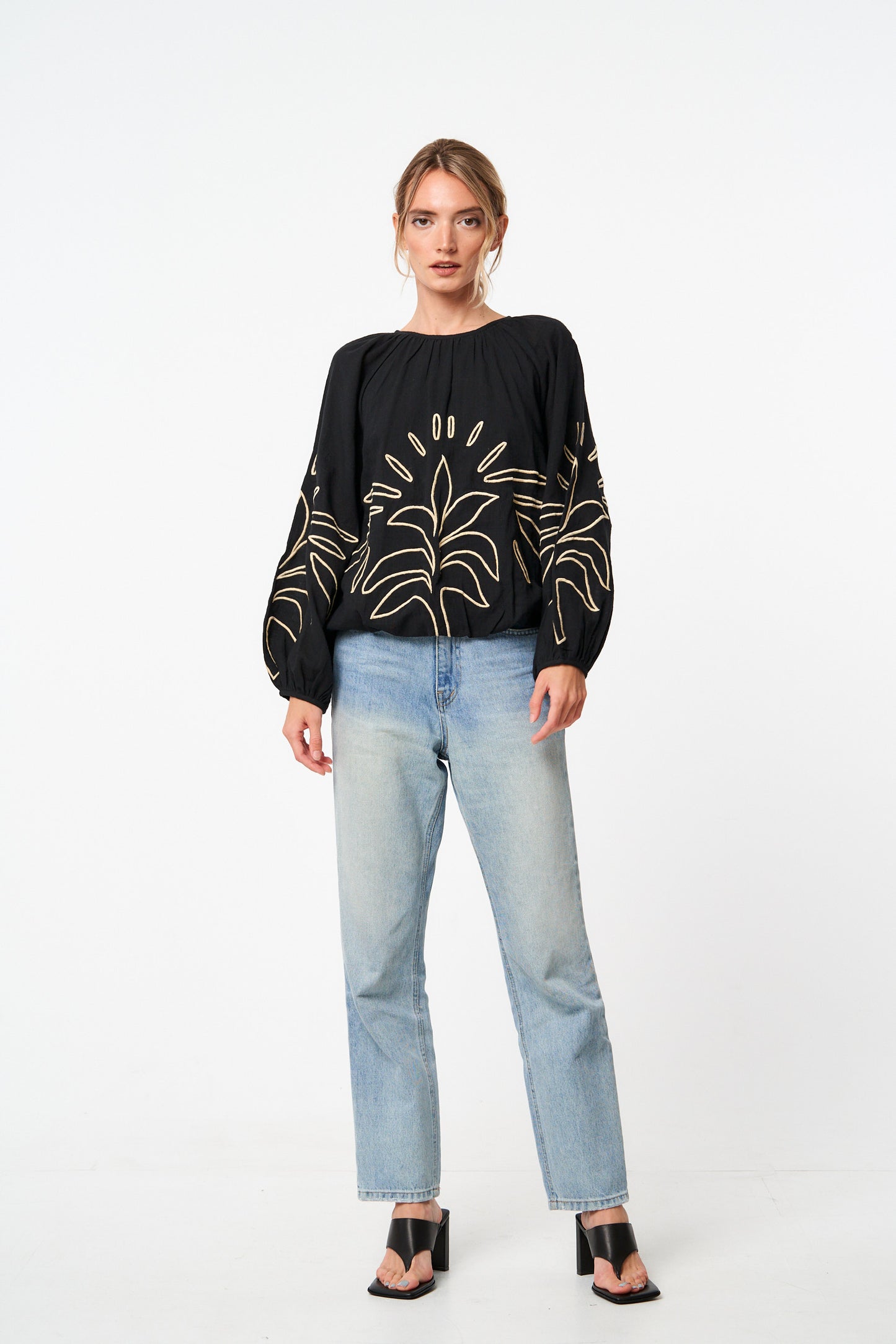 Blusa con mangas de obispo bordadas de Ginnie 