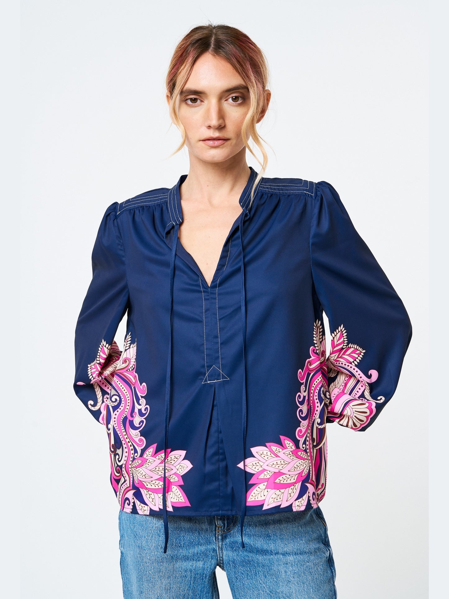 Blusa con mangas de obispo bordadas de Ginnie 