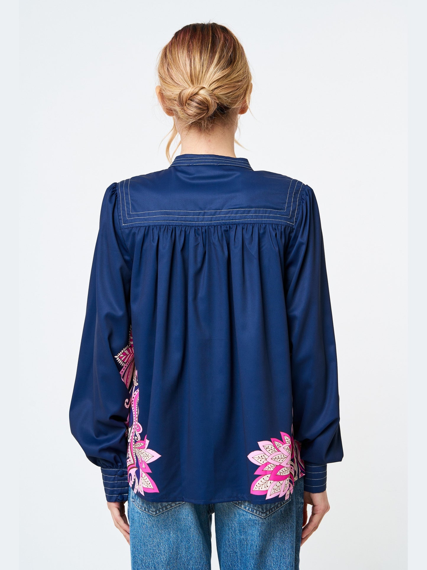 Blusa con mangas de obispo bordadas de Ginnie 