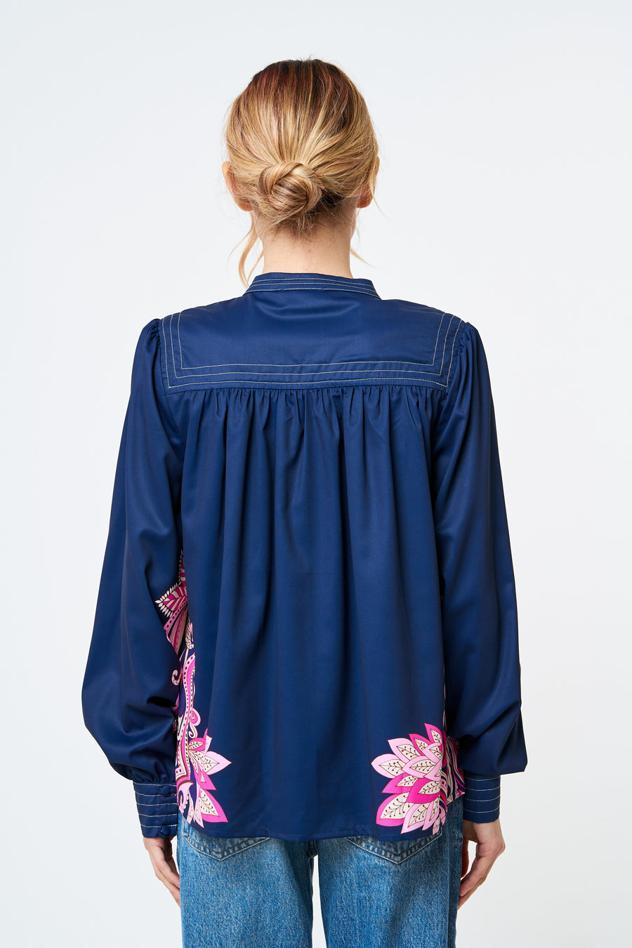 Blusa con mangas de obispo bordadas de Ginnie 